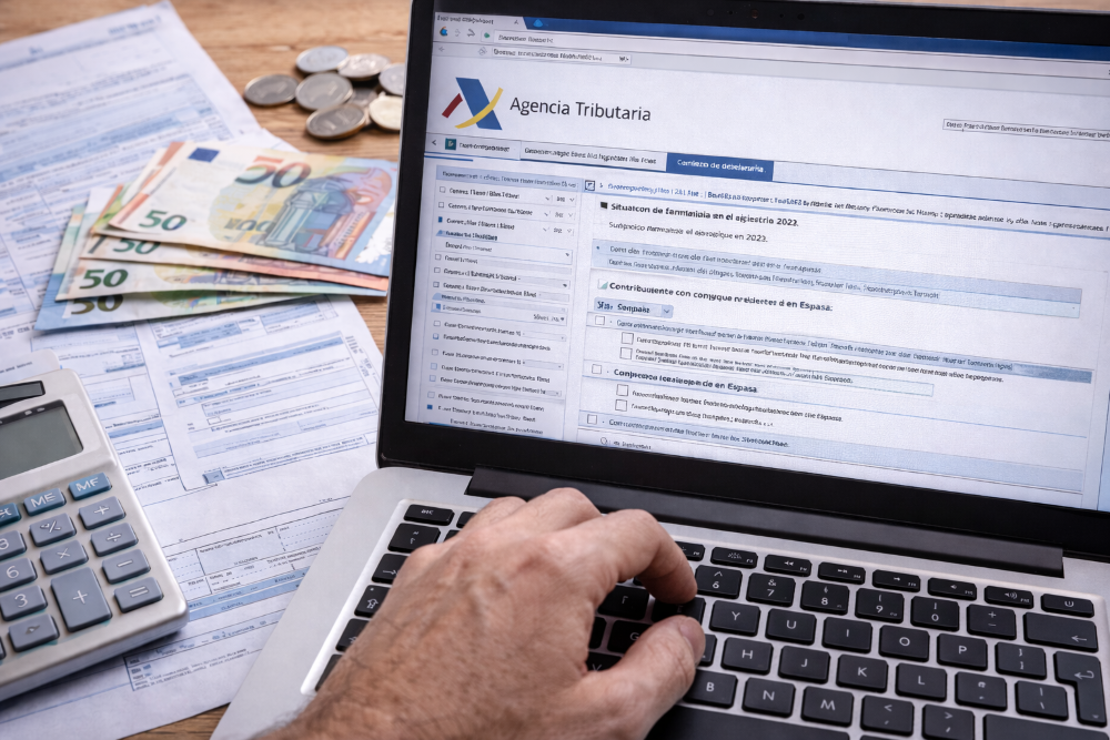 Persona realizando la declaración de la renta 